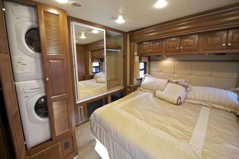 Rv With 2 Bedrooms And 2 Bathrooms
